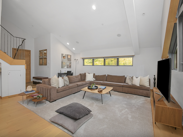 Luxury Vail Village 4 Bedroom Vacation Condo - Walk to Lifts